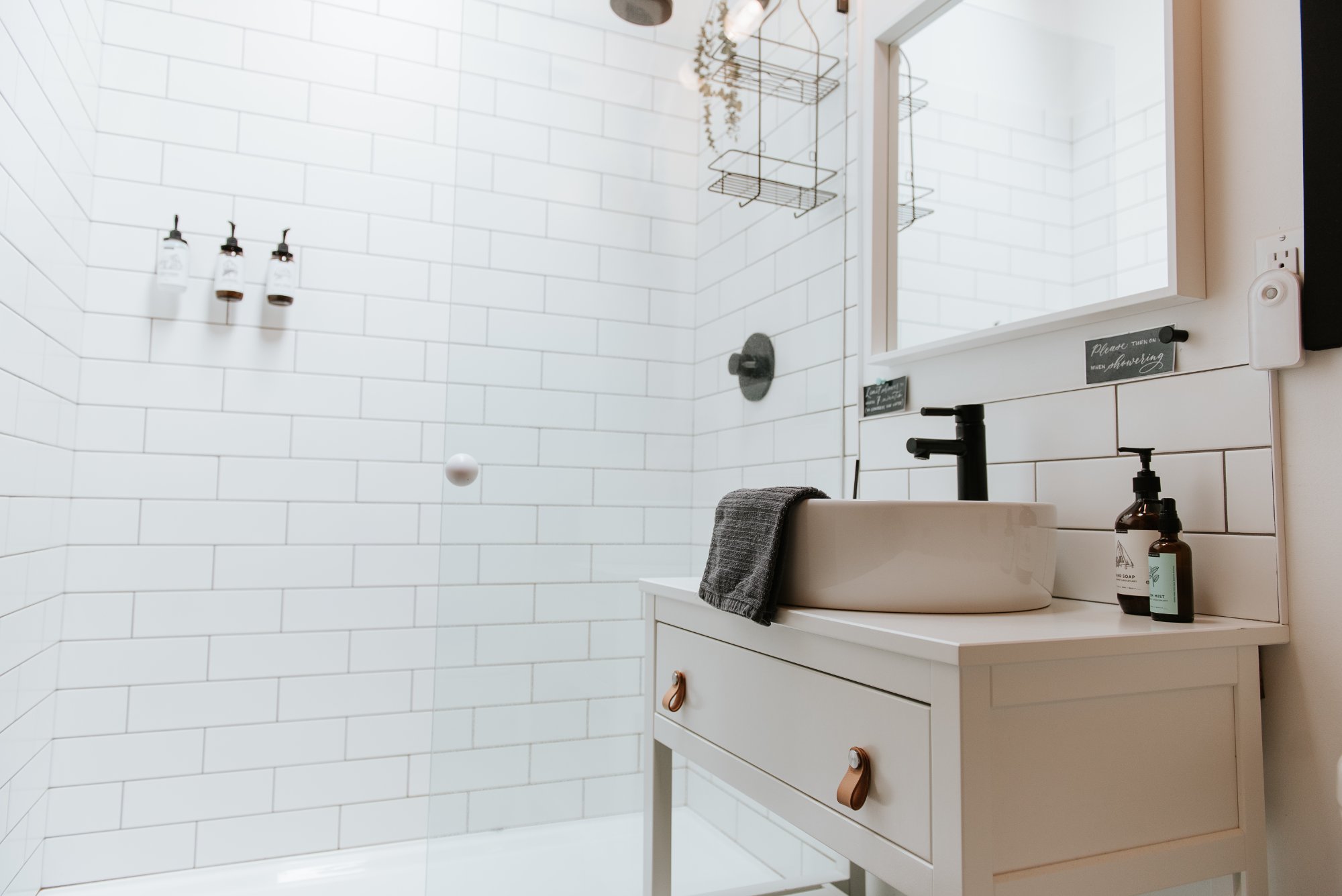 Deluxe cottage bathroom